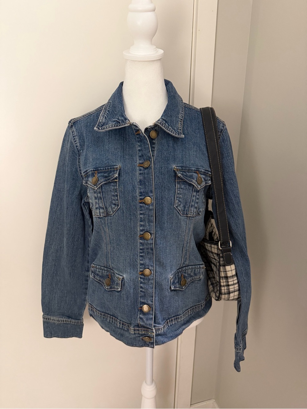 Y2K Fitted Blue Denim Jacket with Collar and Pockets Villager
